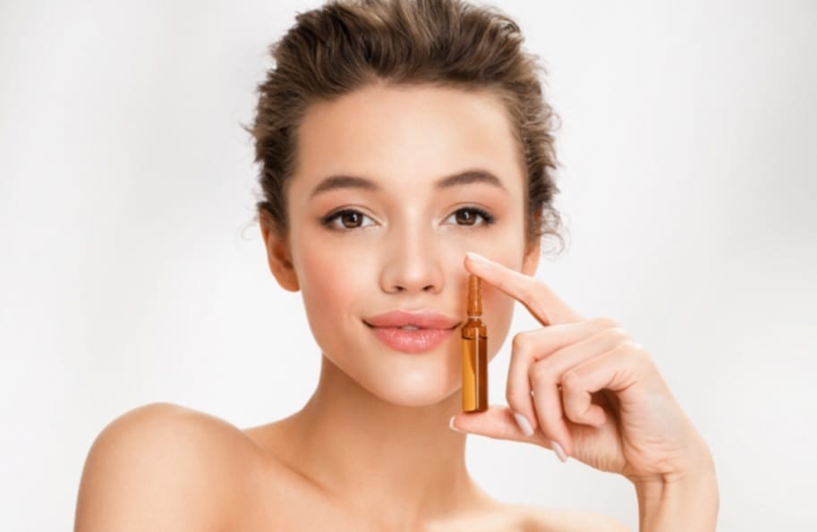 kosmetische gesichtsbehandlung mit ampulle